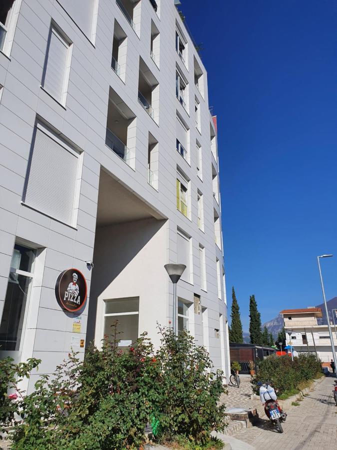 Rovena'S Apartment - Free Parking تيرانا المظهر الخارجي الصورة
