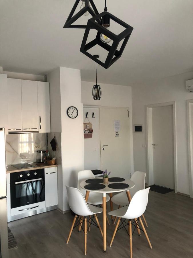 Rovena'S Apartment - Free Parking تيرانا المظهر الخارجي الصورة